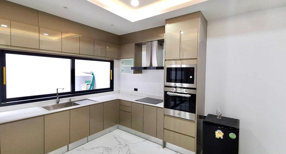 For sale 4 bedrooms townhouse in Watthana, Bangkok