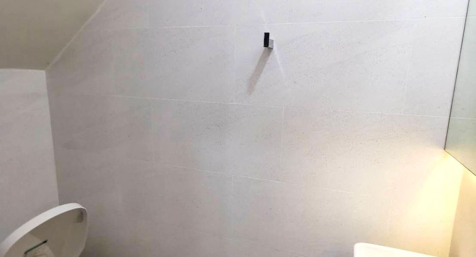 For sale 4 bedrooms townhouse in Watthana, Bangkok