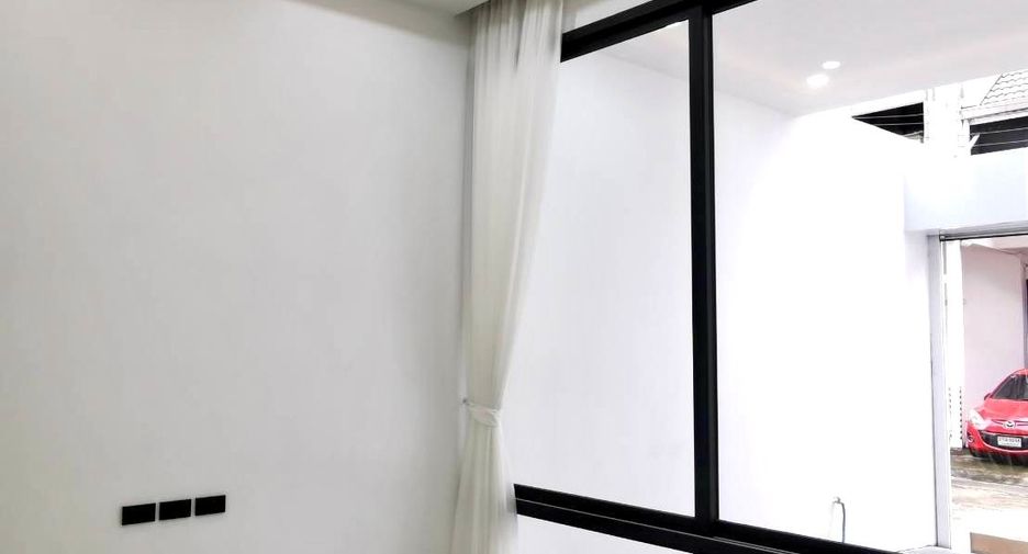 For sale 4 bedrooms townhouse in Watthana, Bangkok