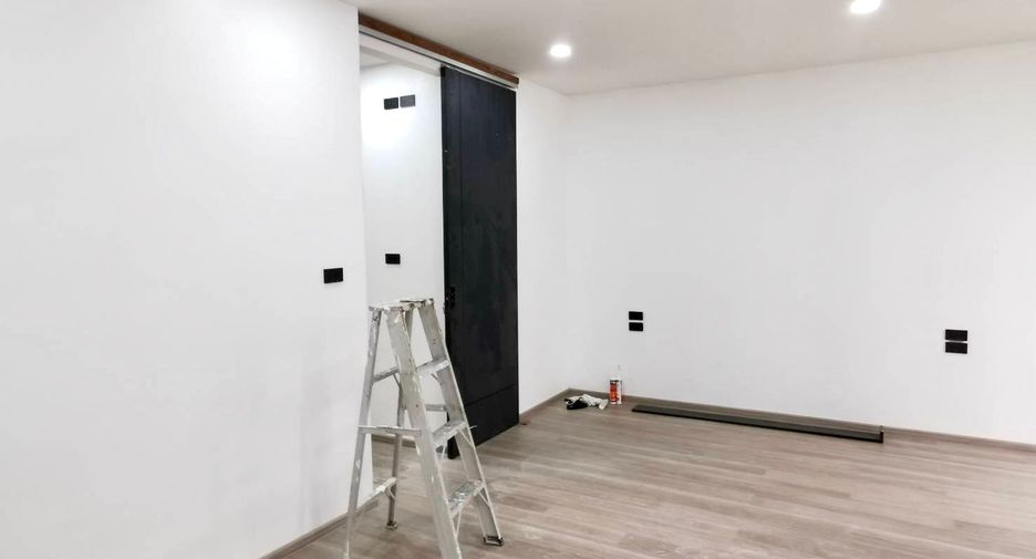 For sale 4 bedrooms townhouse in Watthana, Bangkok