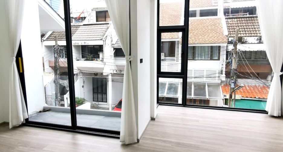 For sale 4 bedrooms townhouse in Watthana, Bangkok