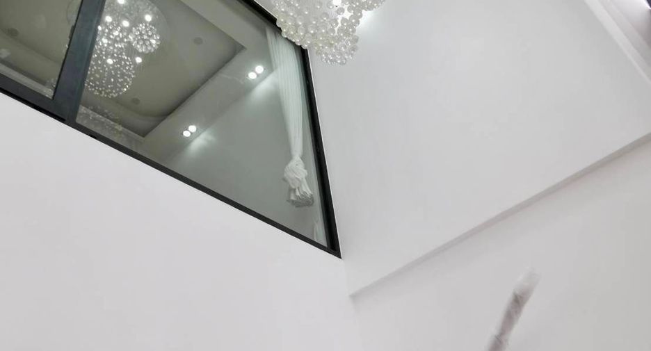 For sale 4 bedrooms townhouse in Watthana, Bangkok