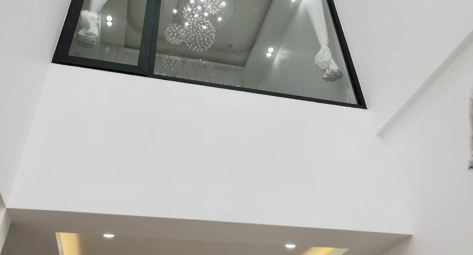 For sale 4 bedrooms townhouse in Watthana, Bangkok