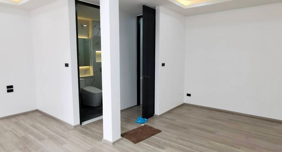 For sale 4 bedrooms townhouse in Watthana, Bangkok