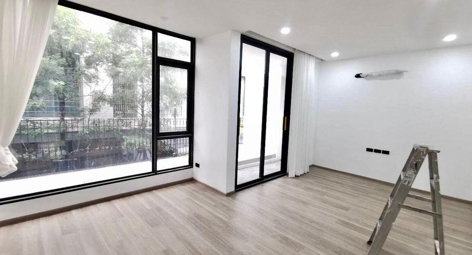 For sale 4 bedrooms townhouse in Watthana, Bangkok