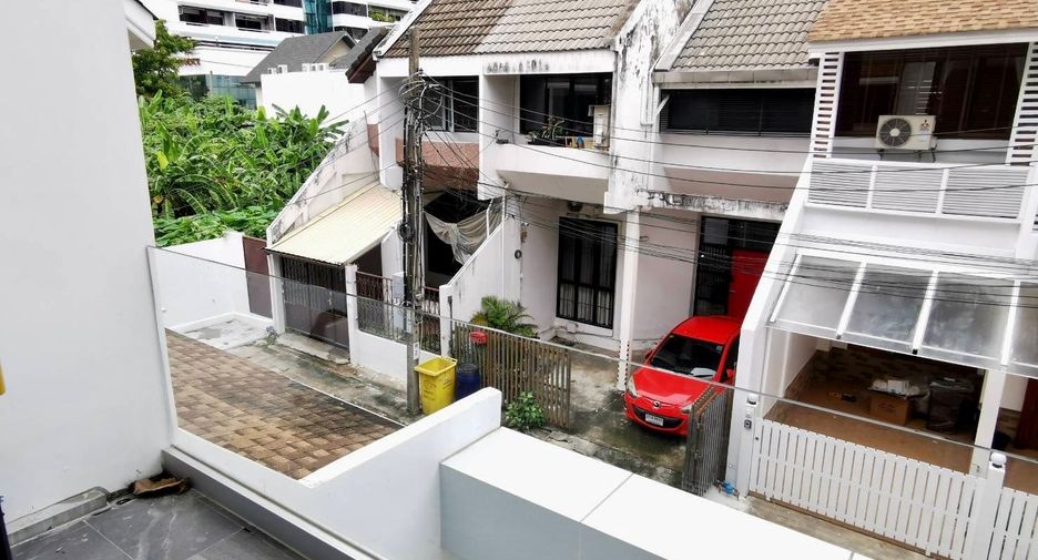 For sale 4 bedrooms townhouse in Watthana, Bangkok