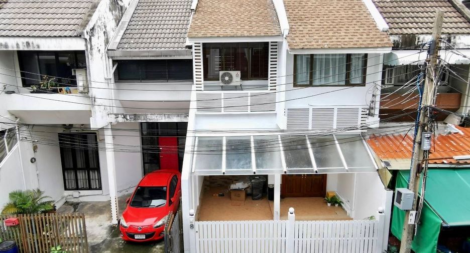 For sale 4 bedrooms townhouse in Watthana, Bangkok