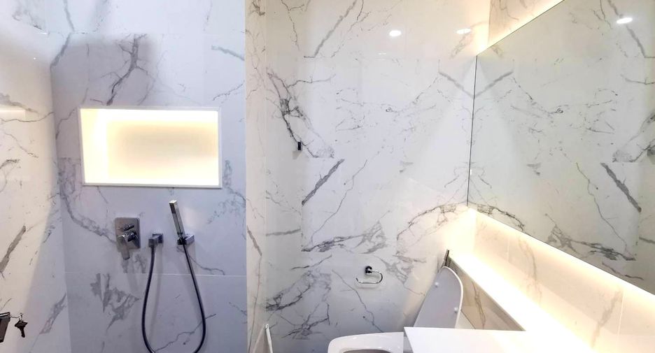 For sale 4 bedrooms townhouse in Watthana, Bangkok