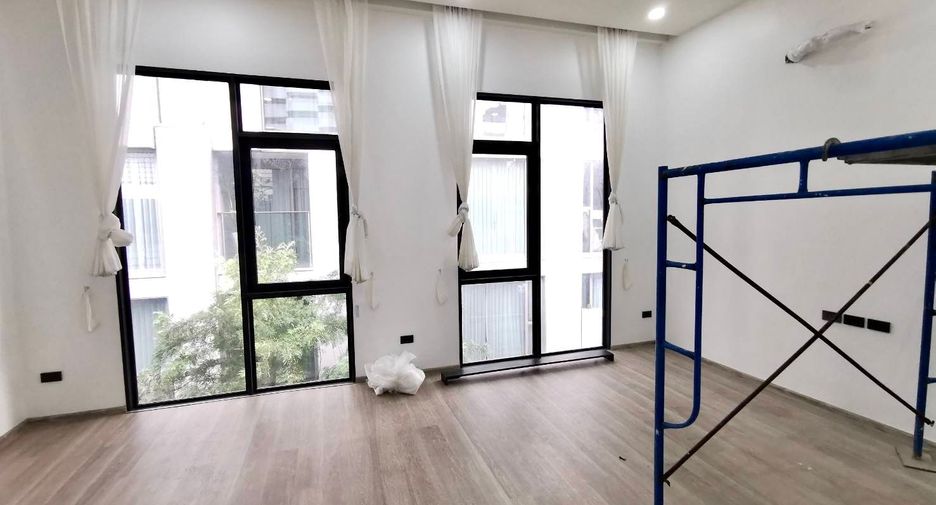 For sale 4 bedrooms townhouse in Watthana, Bangkok