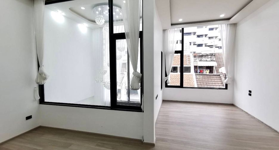 For sale 4 bedrooms townhouse in Watthana, Bangkok