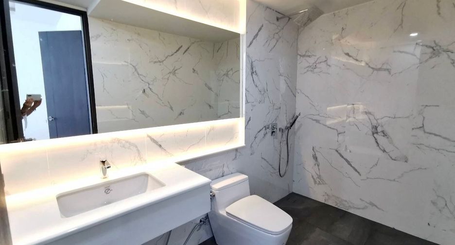 For sale 4 bedrooms townhouse in Watthana, Bangkok