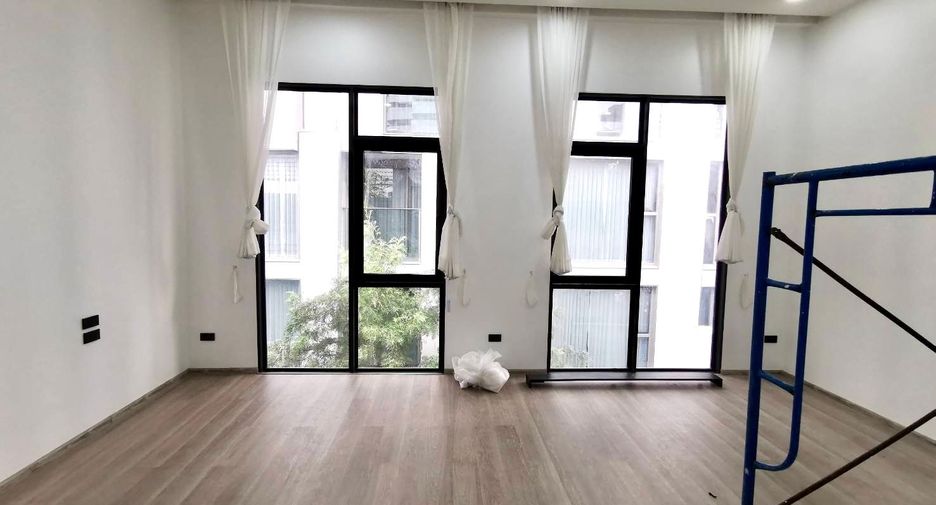 For sale 4 bedrooms townhouse in Watthana, Bangkok