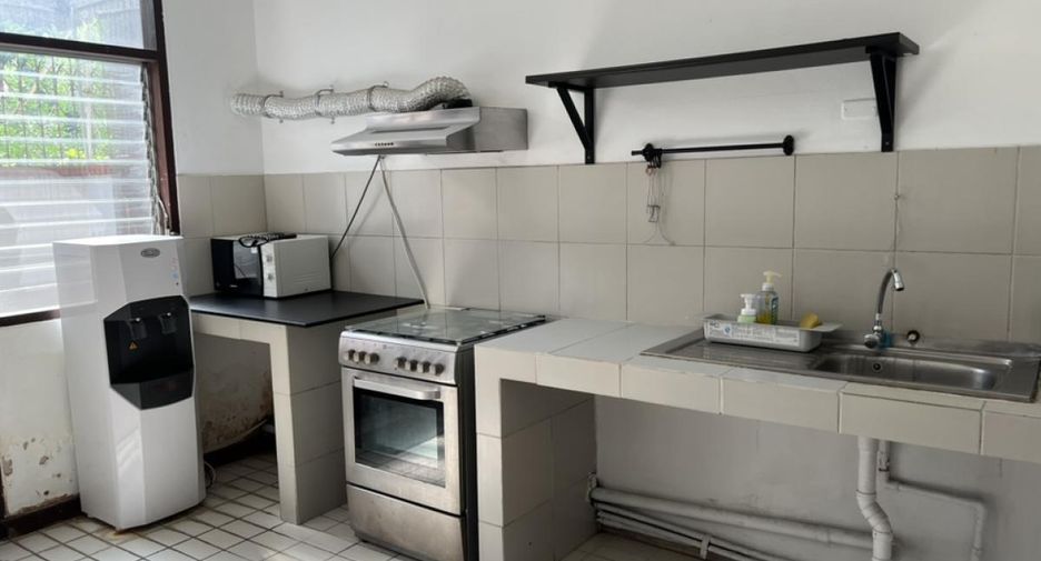 For rent 3 bedrooms house in Watthana, Bangkok