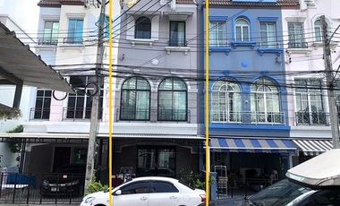 À vendre 3 chambres maison de ville à Prawet, Bangkok