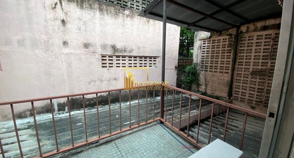 À louer 3 chambres maison de ville à Khlong Toei, Bangkok