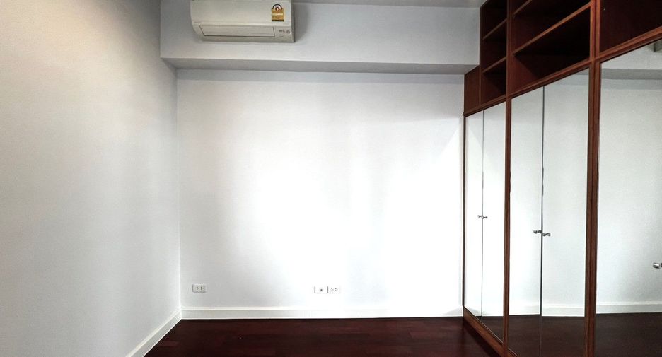 For sale 3 bedrooms condo in Watthana, Bangkok