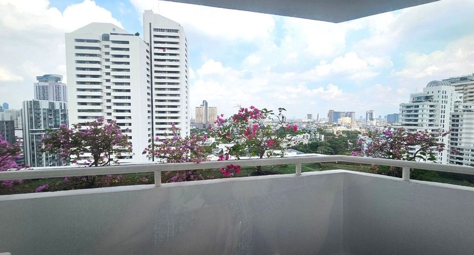 For sale 3 bedrooms condo in Watthana, Bangkok