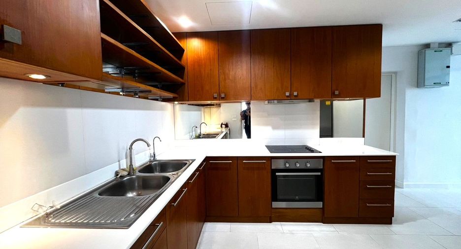 For sale 3 bedrooms condo in Watthana, Bangkok