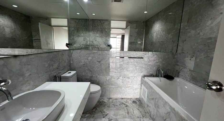For sale 3 bedrooms condo in Watthana, Bangkok