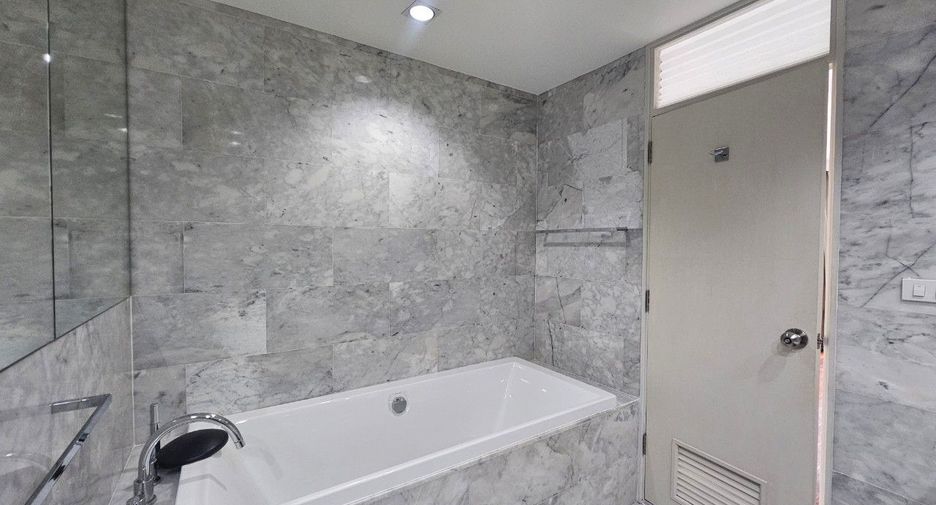 For sale 3 bedrooms condo in Watthana, Bangkok