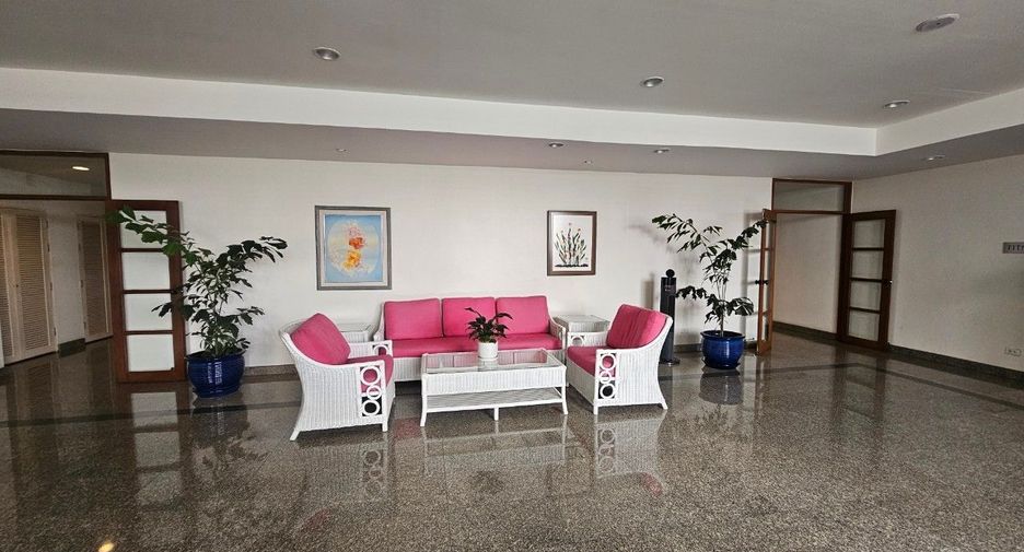 For sale 3 bedrooms condo in Watthana, Bangkok
