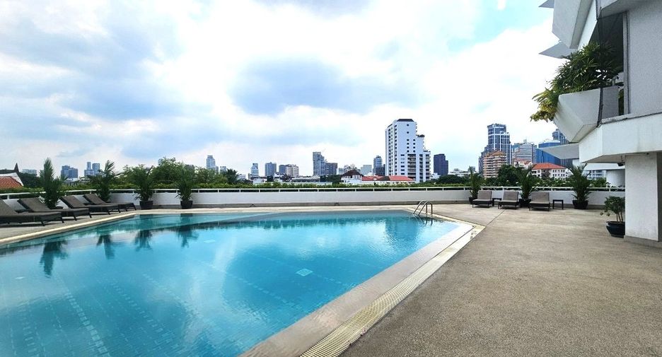 For sale 3 bedrooms condo in Watthana, Bangkok
