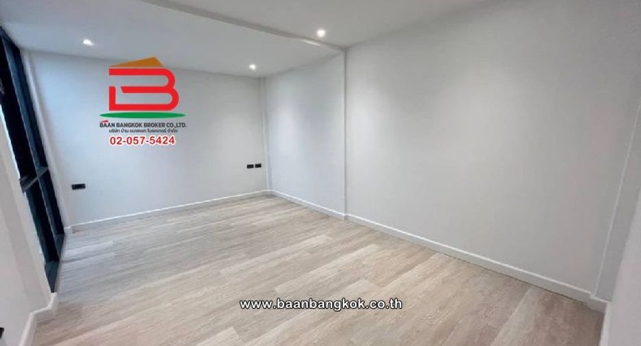 For sale 2 bedrooms townhouse in Watthana, Bangkok