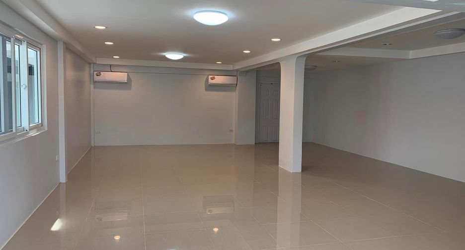 Casa en alquiler de 5 habitaciones en Lat Krabang, Bangkok