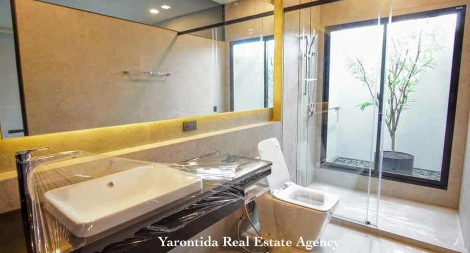 For sale 3 bedrooms townhouse in Bang Phli, Samut Prakan