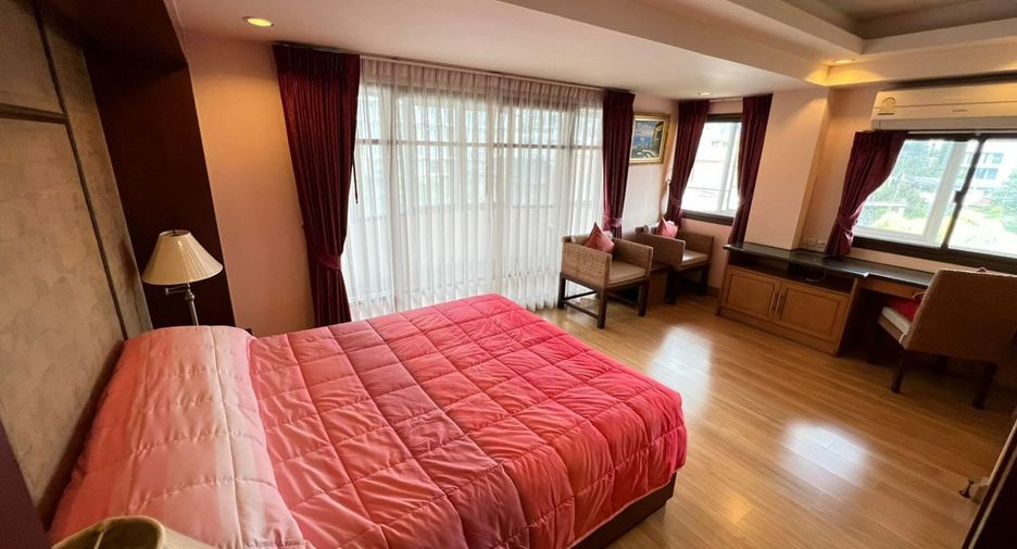 For rent 3 bedrooms condo in Watthana, Bangkok