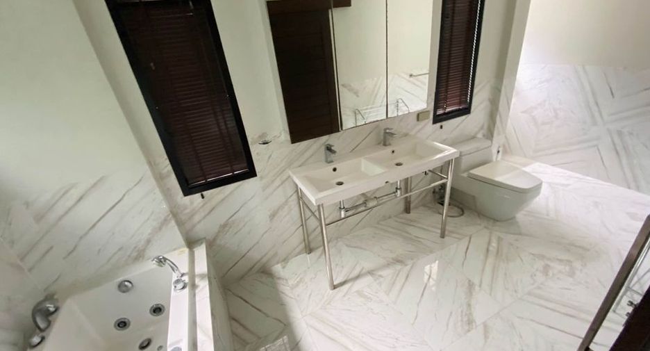 For rent 3 bedrooms house in Bang Na, Bangkok