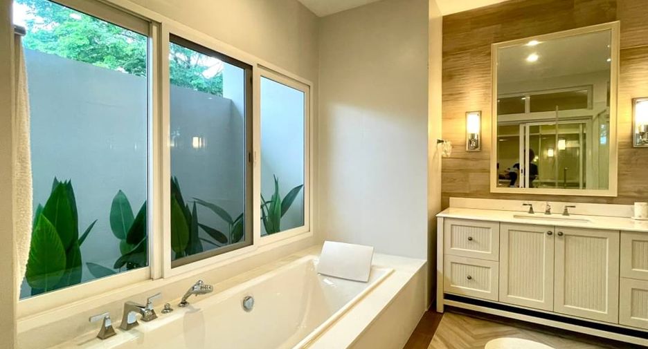For sale 4 bedrooms house in Mueang Chiang Mai, Chiang Mai