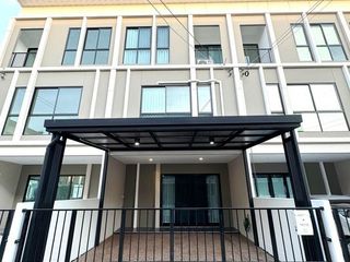 For rent 3 bedrooms townhouse in Saphan Sung, Bangkok