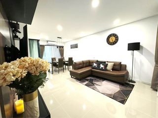 For rent 3 bedrooms townhouse in Saphan Sung, Bangkok