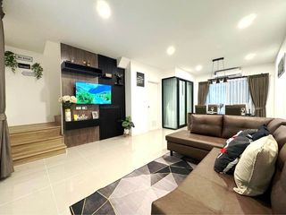 For rent 3 bedrooms townhouse in Saphan Sung, Bangkok