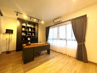 For rent 3 bedrooms townhouse in Saphan Sung, Bangkok