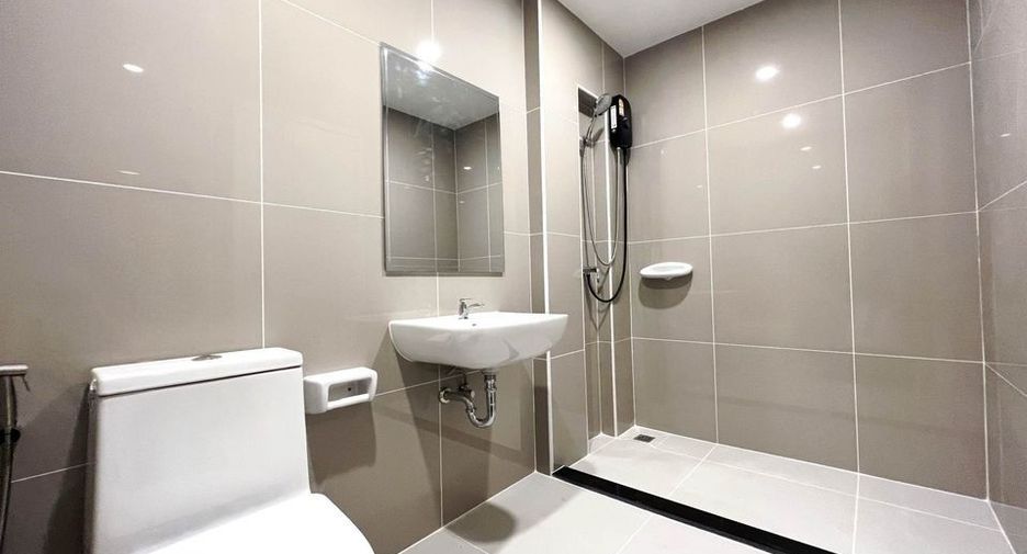 For rent 3 bedrooms townhouse in Saphan Sung, Bangkok