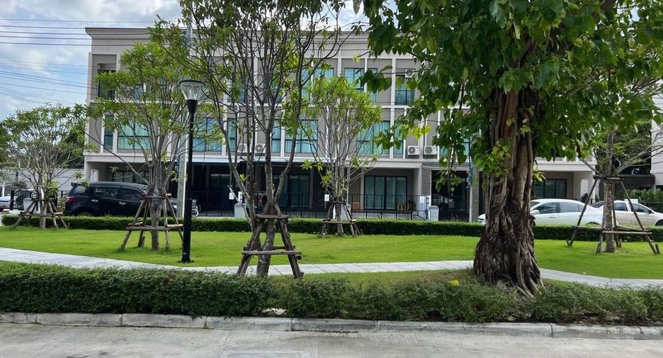 For rent 3 bedrooms townhouse in Saphan Sung, Bangkok