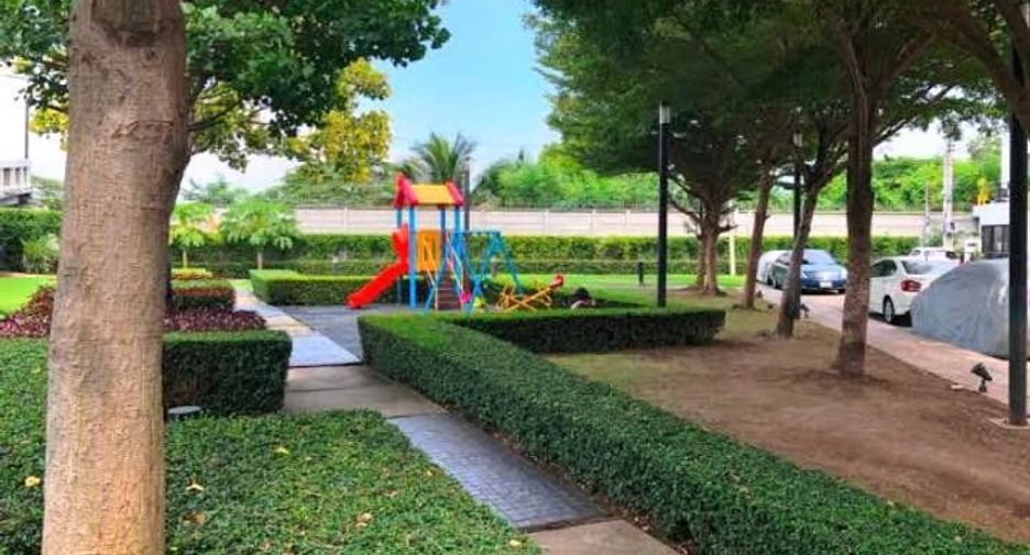 For rent 3 bedrooms townhouse in Saphan Sung, Bangkok