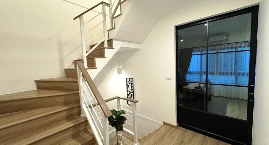 For rent 3 bedrooms townhouse in Saphan Sung, Bangkok