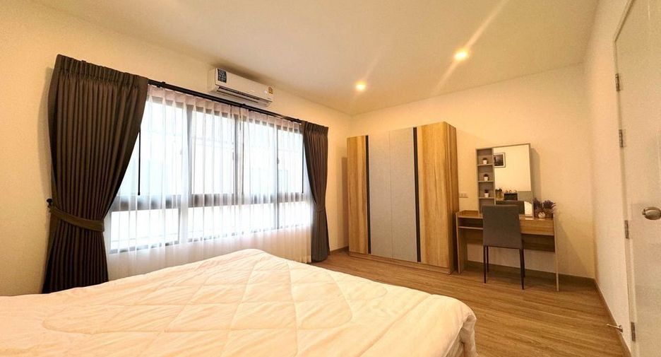 For rent 3 bedrooms townhouse in Saphan Sung, Bangkok