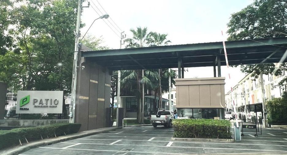 For rent 3 bedrooms townhouse in Saphan Sung, Bangkok