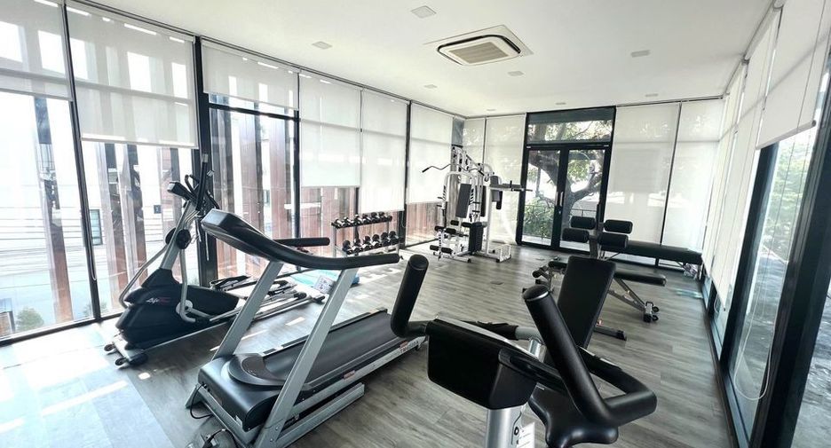 For rent 3 bedrooms townhouse in Saphan Sung, Bangkok