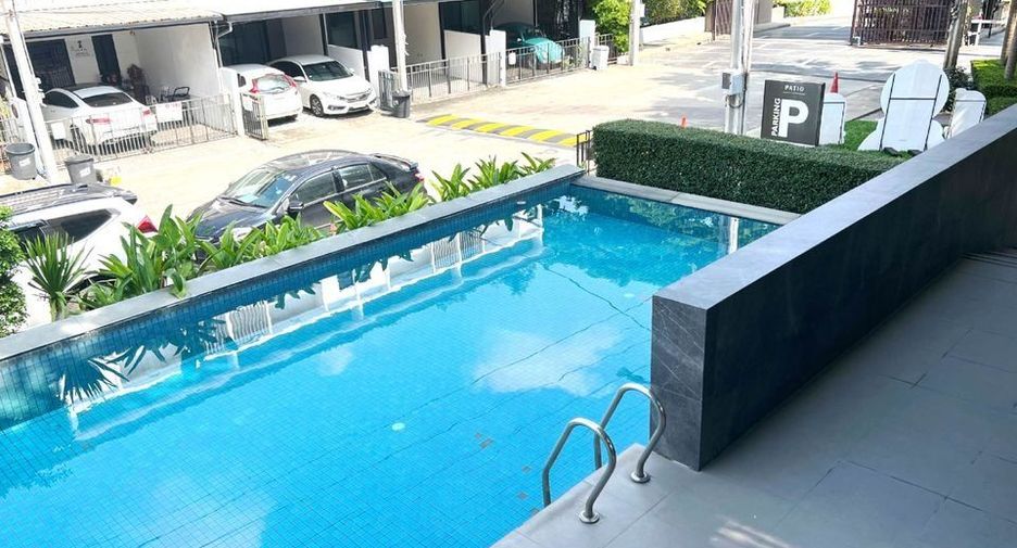 For rent 3 bedrooms townhouse in Saphan Sung, Bangkok