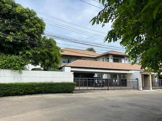 For sale 5 Beds house in Bang Kapi, Bangkok