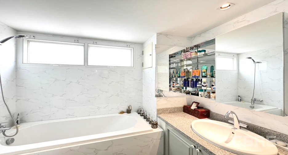 For sale 2 ベッドルーム condo in Khlong Toei, Bangkok