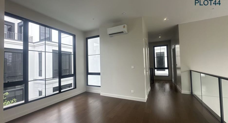 For sale 4 bedrooms house in Saphan Sung, Bangkok
