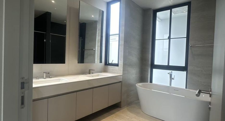 For sale 4 bedrooms house in Saphan Sung, Bangkok