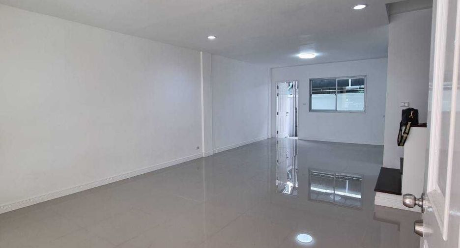 For sale 3 bedrooms townhouse in Mueang Nonthaburi, Nonthaburi