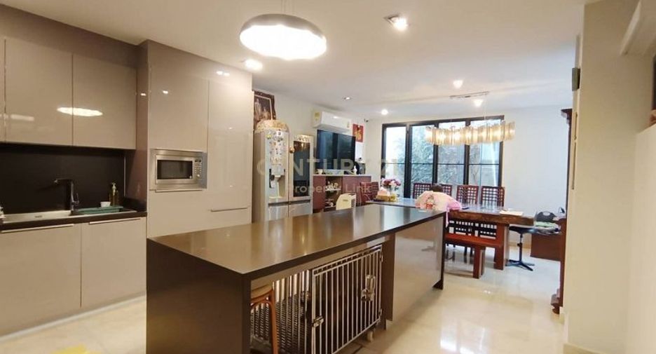 For sale 3 ベッドルーム townhouse in Bang Kho Laem, Bangkok